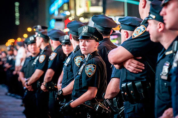 Пока в Нью-Йорке идут манифестации, по сообщениям пользователей Twitter, в самом Фергюсоне (штат Миссури) пятый день не утихают беспорядки, слышна стрельба. Протесты начались в минувшую субботу, когда полицейский застрелил безоружного чернокожего подростка Майкла Брауна. В пятницу к манифестациям в Фергюсоне присоединились жители других городов США