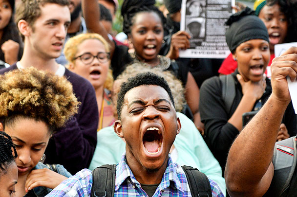 В Нью-Йорке несколько тысяч человек вышли на улицы, чтобы почтить память чернокожего подростка, застреленного полицейским в американском городке Фергюсон. Люди собрались накануне вечером в районе площади Таймс-сквер. По сообщению полицейского управления мегаполиса, собравшиеся проследовали от площади Юнион-сквер к Бродвею и 47-й улице, скандируя лозунг «Мы все в этом едины»