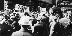 1932 год, времена Великой депрессии. «Марш голодающих», организованный уволенными рабочими завода Форда в Детройте, закончился трагедией: полиция и вооруженные службы Генри Форда открыли огонь по протестующим. Четверо убито, более 60 ранено