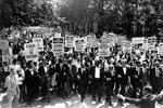 1963 год. 300-тысячный «Марш на Вашингтон», одна из первых манифестаций за равные социальные права для всех американцев. Именно здесь Мартин Лютер Кинг произнес знаменитую речь «У меня есть мечта». Четыре года спустя Кинг возглавит аналогичный марш в Мемфисе, штат Теннесси, где будет убит снайпером&#160;(фото: Center for Jewish History/Wikipedia)