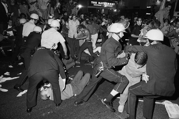 1968 год, Чикаго. Одни из самых крупных «сугубо политических» беспорядков: демонстрация против войны во Вьетнаме, приуроченная к съезду Демократической партии, переросла в столкновения с полицией. Пострадало более 150 полицейских, травмы получили полтысячи демонстрантов; организаторы акции («чикагская семерка») попали под суд