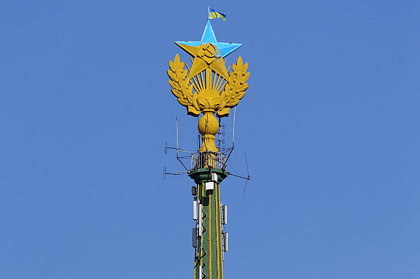 Для того чтобы снять украинский флаг, пришлось привлекать верхолазов. Операция завершилась в 10.05