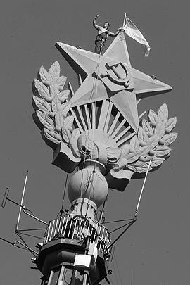 Украинский флаг вывесили неизвестные в ночь на среду на шпиле сталинской высотки на Котельнической набережной в Москве. Заметили его приблизительно в семь утра среды, еще через пару часов флаг удалось снять. Вандалы также выкрасили голубой краской часть желтой звезды шпиля