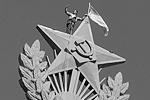Украинский флаг вывесили неизвестные в ночь на среду на шпиле сталинской высотки на Котельнической набережной в Москве. Заметили его приблизительно в семь утра среды, еще через пару часов флаг удалось снять. Вандалы также выкрасили голубой краской часть желтой звезды шпиля&#160;(фото: ИТАР-ТАСС)