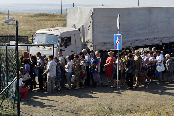 Российские грузовики пересекают КПП «Донецк» в направлении к дому