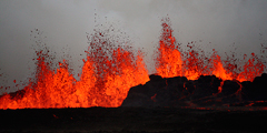 В Исландии объявлен наивысший, «красный» уровень опасности в связи с извержением в северной части вулканического массива Баурдарбунга. Служба гражданской авиации Исландии закрыла воздушное пространство в районе на высоте до 5,4 тыс. метров