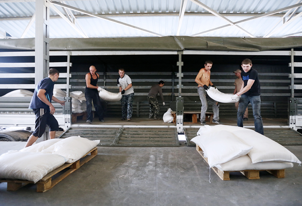 Жители Луганской народной республики уже разгрузили все фуры, поместив гуманитарную помощь на подготовленные для этого склады