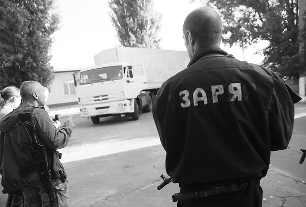 На всем пути следования конвой сопровождали ополченцы Луганской народной республики. Им удалось сделать так, чтобы машины добрались до места назначения без происшествий