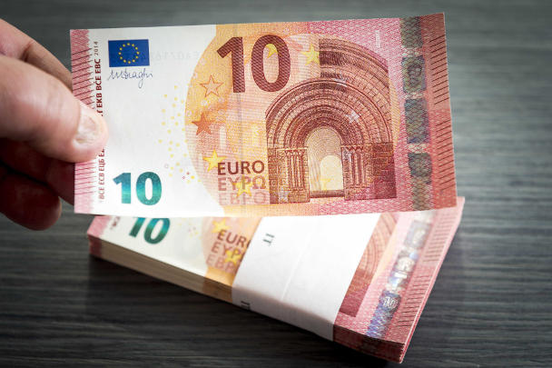 Согласно статистике ЕЦБ, банкноты номиналом в 10 евро наряду с «пятерками» и «двадцатками» являются самыми «ходовыми» – средний срок их службы составляет около полутора лет