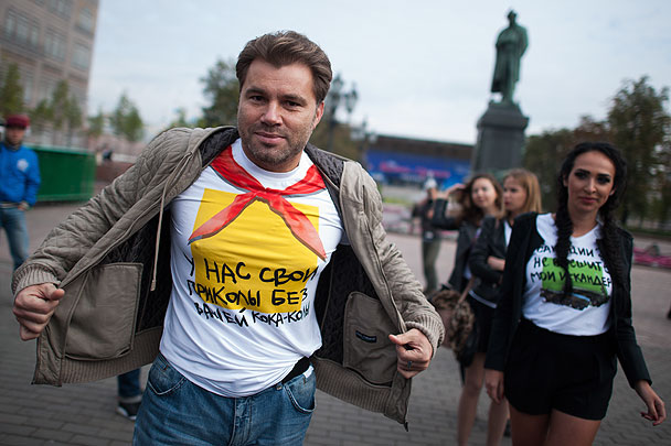 Писатель Олег Рой во время акции «Модный ответ - санкциям нет!» 