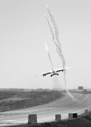 Штурмовик Су-25 во время взлета с федеральной трассы М-60