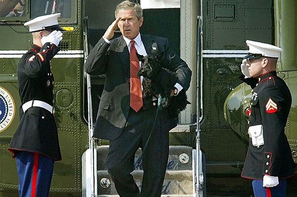 В 2002 году президент США Джордж Буш-младший отдал честь морским пехотинцам, держа в левой руке своего пса Барни