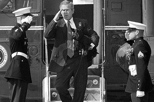 В 2002 году президент США Джордж Буш-младший отдал честь морским пехотинцам, держа в левой руке своего пса Барни