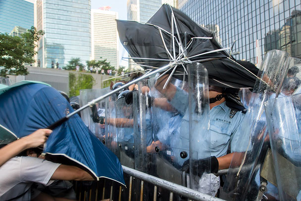 В ночь с пятницы на субботу в центре Гонконга происходили стычки демонстрантов с полицией. Стражи порядка применили слезоточивый газ для разгона десятков манифестантов, которые сумели прорваться на территорию правительственного комплекса. В результате 34 человека получили ранения, свыше 70 были задержаны. По сведениям ИТАР-ТАСС, под арестом остаются несколько лидеров студенческого движения
