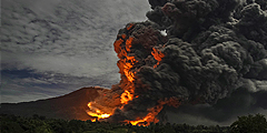 Из-за извержения вулкана Синабунг на севере острова Суматра в Индонезии эвакуированы более 30 тыс. человек. Вулкан пробудился после 400-летнего затишья около четырех лет назад. С тех пор он периодически извергает лаву. Так, в феврале этого года из-за него погибли около двух десятков местных жителей 