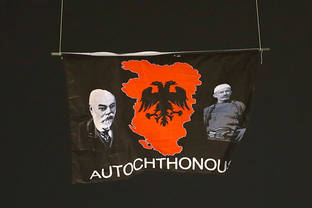 Изначально сообщалось, что к летательному аппарату был привязан флаг, а позже появилось уточнение, что это политический баннер с изображением карты «Великой Албании», а также Исы Болетения и Ислаила Джемалия, которые первые в 1912 году подняли албанский флаг