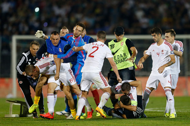 В потасовке во время матча приняли участие футболисты обеих команд – и Сербии, и Албании, а также представители персонала