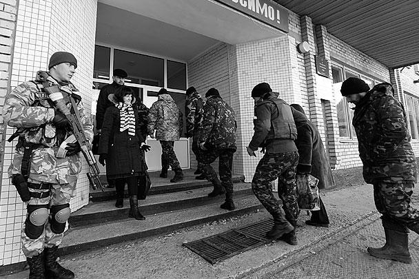Участники украинской правительственной делегации заходят на избирательный участок в контролируемом силовиками городе Краматорске