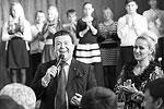 Кобзон также посетил школу в Макеевке, подарил школьникам музыкальное оборудование и спел с ними несколько песен&#160;(фото: Михаил Почуев/ТАСС)
