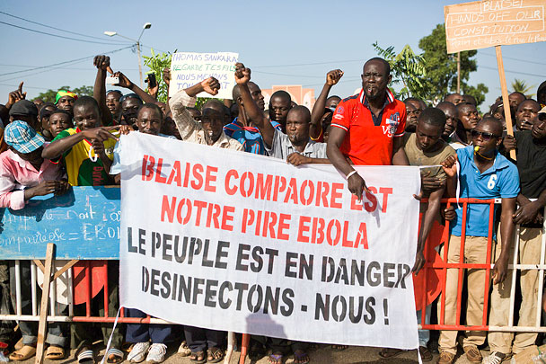 «Блэз Компаоре – наша Эбола. Дезинфицируем себя!» – написано на плакате протестующих