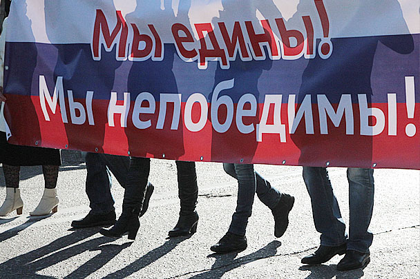 На фото - кадр с праздничного шествия в Севастополе. День народного единства России в Крыму отмечали с особым размахом