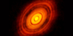 Легко распознаваемые на фотографии концентрические кольца позволяют ученым предположить, что процесс формирования планет находится в разгаре. Считается, что такие молодые звезды, а ей около миллиона лет, не могут обладать большими планетарными объектами, способными образовывать структуры, видимые на изображении