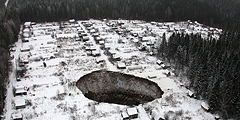 Обнародованы фотографии гигантской воронки – провала, образовавшегося прямо посреди дачного поселка неподалеку от Соликамска в результате подтопления калийной шахты. Диаметр воронки – около сорока метров