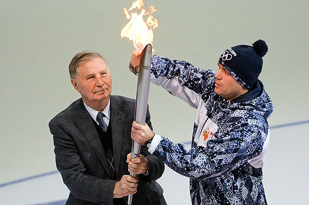 Виктор Тихонов во время эстафеты Олимпийского огня перед матчем регулярного чемпионата Континентальной хоккейной лиги между ХК СКА (Санкт-Петербург) и ПФК ЦСКА (Москва)