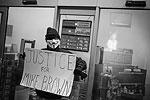 Протестующие требуют «справедливости для Майка Брауна», имея в виду честное расследование обстоятельств гибели чернокожего юноши. Впрочем, судя по результатам беспорядков, «справедливость» погромщики понимают по-своему&#160;(фото: Reuters)