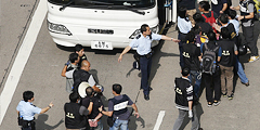 При расчистке возведенных демонстрантами баррикад в районе Монгкок полиция Гонконга задержала более ста человек, включая двух лидеров протестного движения Occupy Central – Джошуа Вонга и Лестера Шума