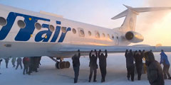 Самолет Ту-134 компании «Катэкавиа» с вахтовиками на борту должен был вылететь из Игарки в Красноярск, но из-за низких температур и обледенения ВПП у него возникли проблемы. Воздушное судно пришлось сдвигать с места при помощи тягача, а вышедшие из самолета пассажиры сделали эффектное «селфи»