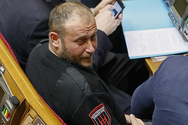 Лидер экстремистской группировки «Правый сектор» Дмитрий Ярош прошел в парламент по одномандатному округу. Сам «Правый сектор», выступивший в роли политической партии, не смог преодолеть 5-процентный барьер