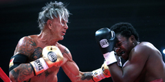 Американский актер, 62-летний Микки Рурк провел в Москве бой с 29-летним соотечественником, боксером Эллиотом Сеймуром. Поединок должен был длиться пять раундов, но уже на втором молодой Сеймур, сбитый ударом Рурка, не смог подняться на ноги за 10 секунд