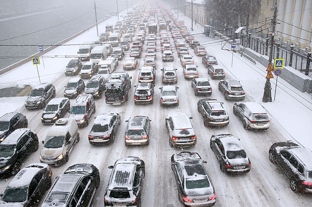 Сильный снегопад стал причиной 10-балльных пробок на дорогах