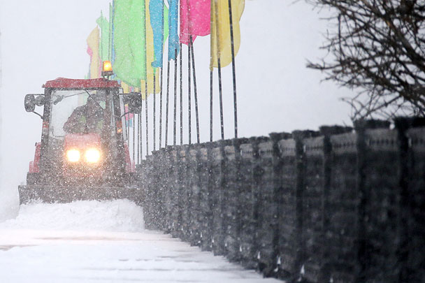 Более 10 тыс. единиц спецтехники убирают снег на московских улицах