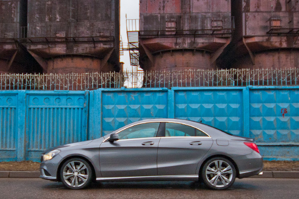 От дорогого купе CLS перешли безрамочные стекла и спортивные обводы кузова