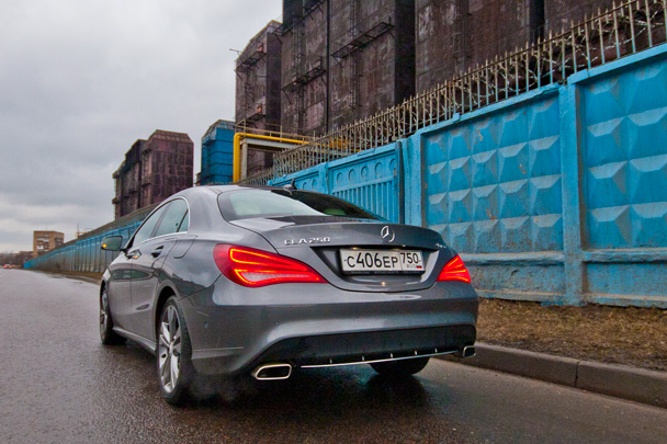 CLA обладает типично переднеприводными повадками: скользкую трассу держит отлично, момент подключения заднего привода практически незаметен