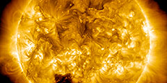 Крупная корональная дыра обнаружена на поверхности Солнца – специалисты НАСА запечатлели ее на одном из последних снимков в районе южного полюса звезды. Считается, что потоки солнечного ветра из корональных дыр способны вызывать на Земле магнитные бури и появление северных сияний