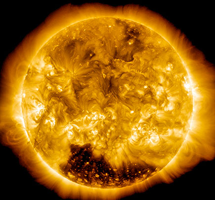 Крупная корональная дыра обнаружена на поверхности Солнца – специалисты НАСА запечатлели ее на одном из последних снимков в районе южного полюса звезды. Считается, что потоки солнечного ветра из корональных дыр способны вызывать на Земле магнитные бури и появление северных сияний