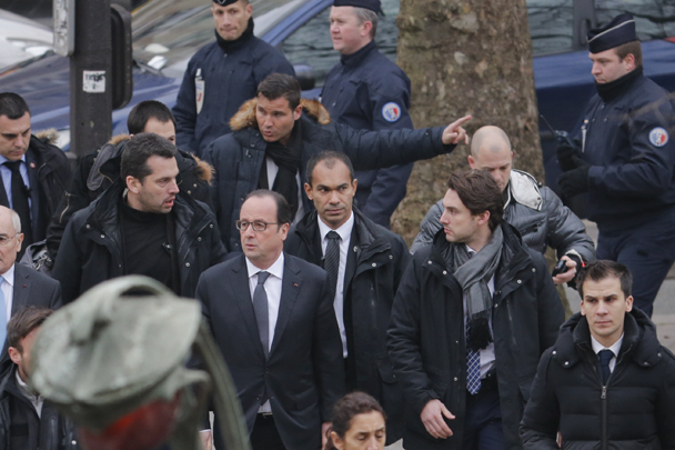 На место трагедии прибыл президент страны Франсуа Олланд