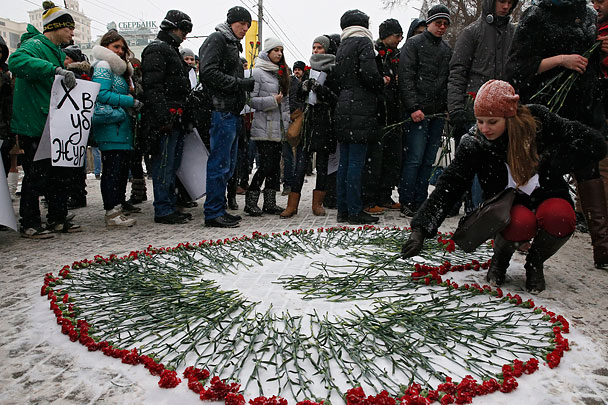 У посольства были оставлены цветы, свечи, а перед входом на асфальте гвоздиками было выложено сердце в знак солидарности с французским народом