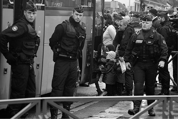 На улицах французских городов в пятницу периодически возникала паника, когда люди утверждали, что видели вооруженных людей, похожих на террористов