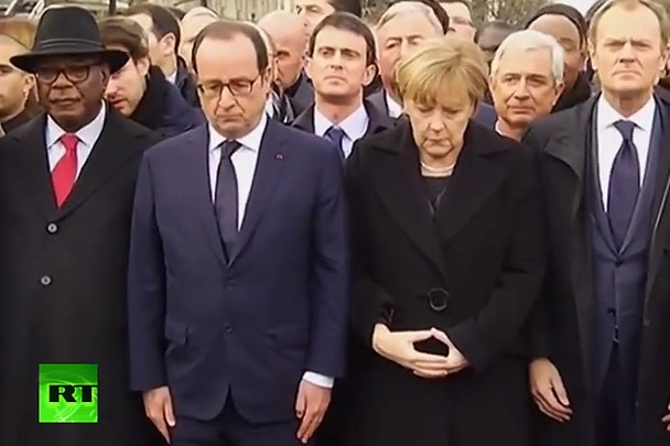 Канцлер Германии Ангела Меркель заняла место во главе колонны, рядом с президентом Франции Франсуа Олландом