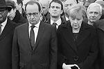 Канцлер Германии Ангела Меркель заняла место во главе колонны, рядом с президентом Франции Франсуа Олландом&#160;(фото: кадр из видео rt.com)
