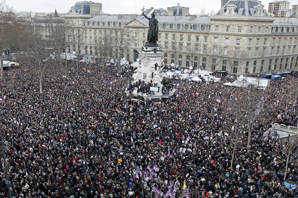 Изначально планировалось, что марш мира будет проходить в тишине. Но вскоре после сбора протестующие на площади Республики начали скандировать «Шарли, Шарли», а также петь «Марсельезу»