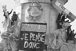 Главным отличительным знаком акции стал карандаш – символ редакции Charlie Hebdo и борьбы за свободу слова. Митингующие принесли с собой надувные карандаши с надписями «Не боимся» и «Свобода»&#160;(фото: кадр из видео rt.com)