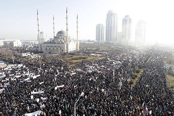 Маршрут митинга пролегал от площади Минутка до центральной мечети имени Ахмат-Хаджи Кадырова «Сердце Чечни». В начале митинга в небо были запущены тысячи воздушных шаров. В Грозном в связи с проведением акции сегодня объявлен выходной