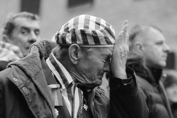 Около 300 бывших узников нацистского концлагеря Освенцим, располагавшегося на юге Польши, собрались на его территории, чтобы отметить семидесятую годовщину освобождения. Они возложили траурные венки около стен мемориального комплекса. Делегацию сопровождал лично президент Польши Бронислав Коморовский