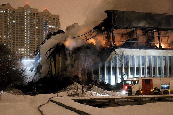 Возгорание возникло на третьем этаже, который частично выгорел, но большую часть здания удалось отстоять