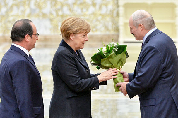 Накануне переговоров канцлер Германии Ангела Меркель заявила: для разрешения конфликта на Украине необходима еще одна попытка, и она не могла бы простить себе, если бы не предприняла ее. Германия последовательно выступает против поставок оружия на Украину